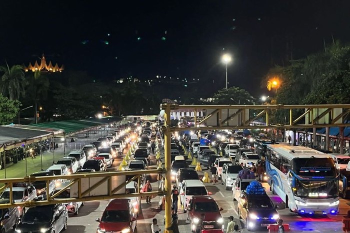 Aktivitas kendaraan pemudik arus balik di kantong parkir dermaga reguler Pelabuhan Bakauheni pada Senin (07/4) dini hari