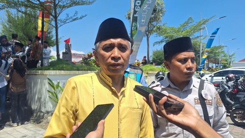 Anggota Komisi V DPRD NTB, Didi Sumardi, saat diwawancarai seusai mengikuti perayaan Lebaran Topat di Loang Baloq, Sekarbela, Mataram, Senin (7/4/2025). (Nathea Citra/detikBali)