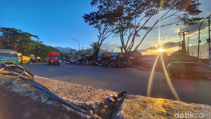 Arus lalu lintas di Jalan Raya Nagreg, Kabupaten Bandung, Senin (7/4/2025).