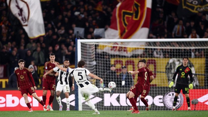 Soccer Football - Serie A - AS Roma v Juventus - Stadio Olimpico, Rome, Italy - April 6, 2025 Juventus Manuel Locatelli scores their first goal REUTERS/Guglielmo Mangiapane