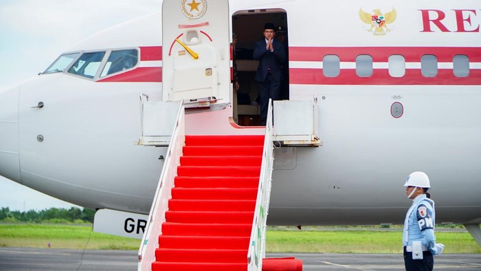 Aspri Prabowo saat dijemput pesawat kepresidenan di Bengkulu.