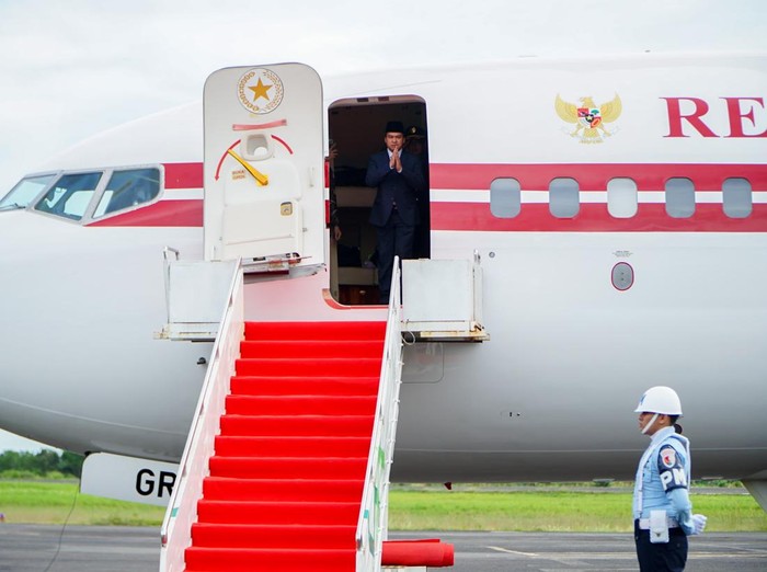 Aspri Prabowo saat dijemput pesawat kepresidenan di Bengkulu.