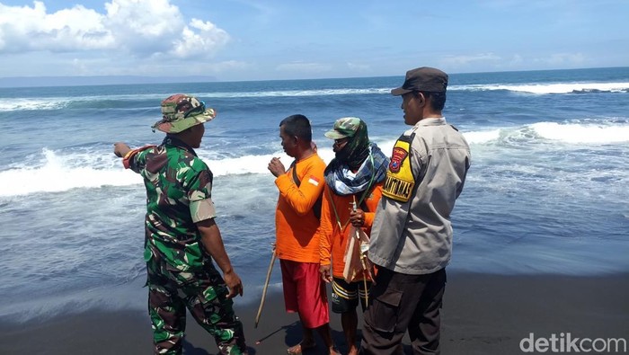 Ayah tewas terseret ombak saat selamatkan anak di Pantai Paseban