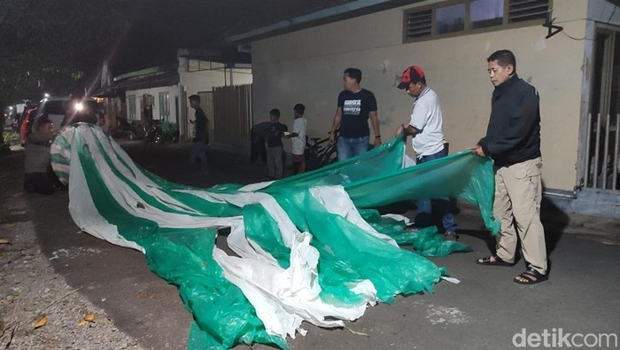 Balon udara diamankan Polsek Jogonalan dan warga, Senin (7/4/2025).