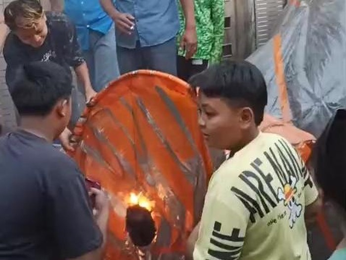 Balon udara setinggi 5 meter yang jatuh ke atap rumah warga Jombang
