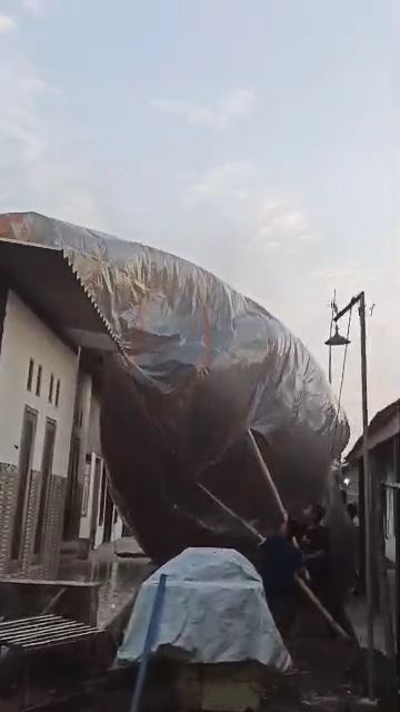Balon udara setinggi 5 meter yang jatuh ke atap rumah warga Jombang