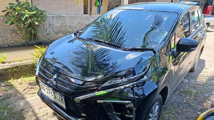 Barang bukti mobil Xpander AB 1741 ZM yang diamankan Unit Gakkum Satlantas Polresta Magelang setelah kecelakaan di Salam, Kabupaten Magelang, Senin (7/4/2025).