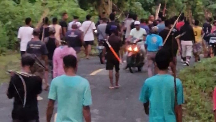 Bentrokan antara warga Desa Lumasebu dan Kilmasa di Tanimbar menyebabkan 5 orang terluka. Konflik dipicu pembakaran rumah kebun oleh OTK.