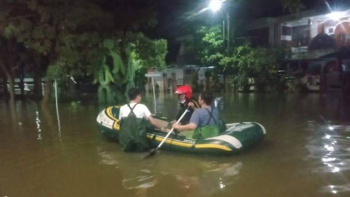 BPBD Kota Tangerang melakukan evakuasi banjir di wilayah Larangan dan tercatat ada 17 titik. ANTARA/HO-BPBD Kota Tangerang