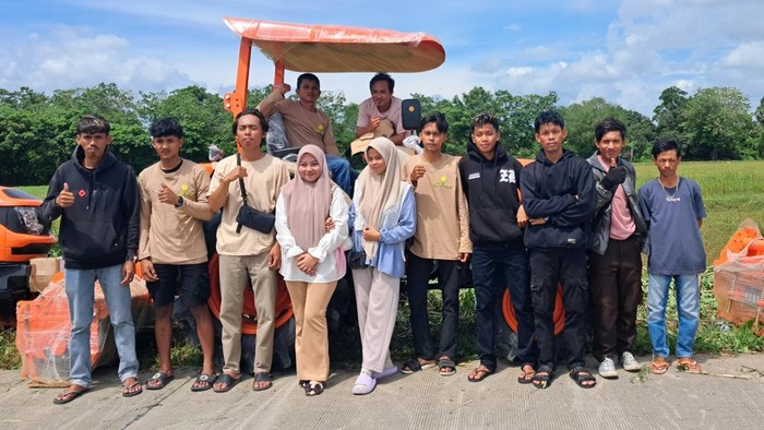 Anggota Brigade Malomoe, Desa Labongnge saat menerima bantuan alsintan dari Kementerian Pertanian.