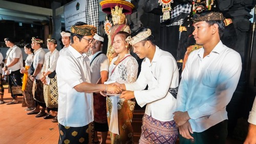 Bupati Badung, I Wayan Adi Arnawa, menyerahkan hadiah lomba ogoh-ogoh di Wantilan Desa Adat Kapal, Kecamatan Mengwi, Minggu (6/4/2025). (Dok. Pemkab Badung)