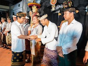 Adi Arnawa Serahkan Hadiah Lomba Ogoh-Ogoh di Desa Adat Kapal