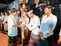 Adi Arnawa Serahkan Hadiah Lomba Ogoh-Ogoh di Desa Adat Kapal