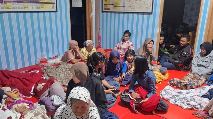 Bupati Ciamis Herdiat Sunarya mendatangi para pengungsi yang terdampak pergeseran tanah di Panawangan.
