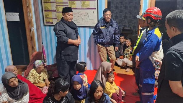 Bupati Ciamis Herdiat Sunarya mendatangi para pengungsi yang terdampak pergeseran tanah di Panawangan.