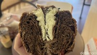 Tekstur roti yang lembut kenyal berpadu sempurna dengan rasa cokelat pekat dan cream cheese yang gurih lembut di tengah. Foto: Detikcom / Atiqa Rana