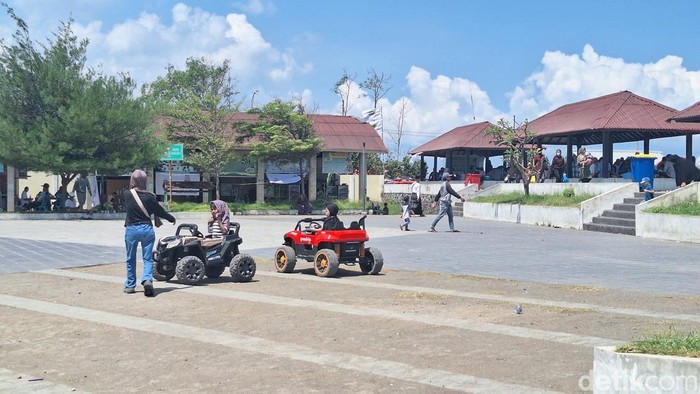 Anak-anak tampak bermain mobil mainan listrik yang ada di Taman Loang Baloq, Sekarbela, Kota Mataram, Senin (7/4/2025).