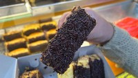 Melipir sedikit ke Depok, ada Pukis Kiyanika pakai olesan butter Wijsman yang legit. Harganya Rp 13.500 per biji. Foto: Site Culinary/Visual