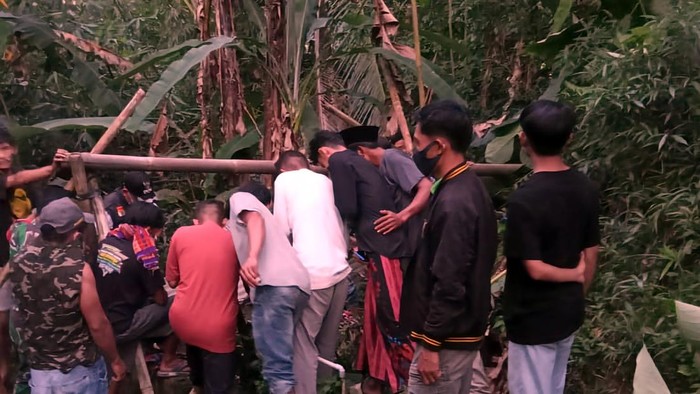 Evakuasi jasad Abah Asih di Kecamatan Cikadang, Sukabumi.