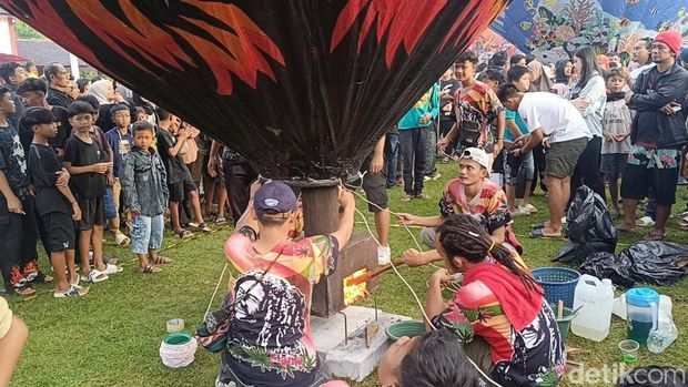 Festival balon udara di Lapangan Mataram, Pekalongan, Senin (7/4/2025).