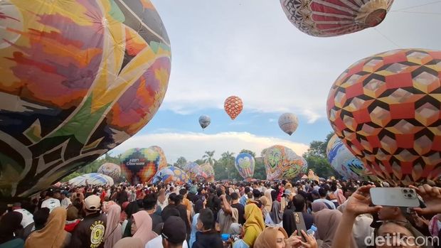 Festival balon udara di Lapangan Mataram, Pekalongan, Senin (7/4/2025).