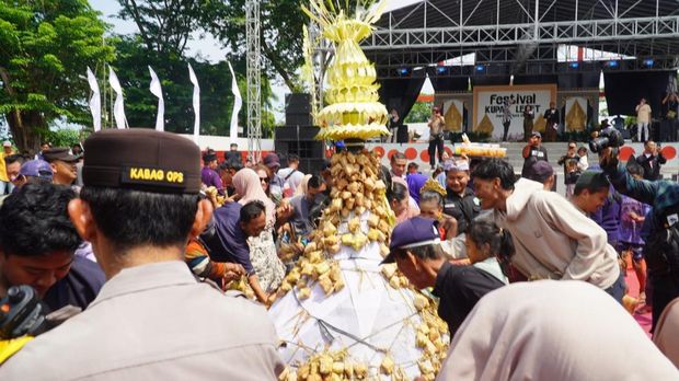 Festival Kupat Lepet atau yang dikenal dengan sebutan Perang Kupat Lepet usai pesta lomban Jepara, Senin (7/4/2025).