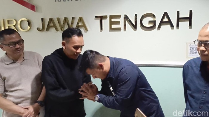 Foto Ipda Endri Purwa Sefa, Walpri 2 Kapolri menyalami wartawan foto LKBN ANTARA Makna Zaezar yang dia tempeleng saat berada di Stasiun Tawang, Semarang, Minggu (6/4/2025) malam.