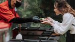 Frislly Herlind Hobi Nongkrong di Kafe Bareng Pacar dan Sahabat