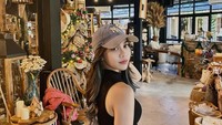 Frislly diketahui hobi nongkrong di kafe aesthetic. Salah satunya di kafe Yogyakarta ini yang menawarkan kopi dan pastry. Foto: Instagram @itsme.frisllyherlind