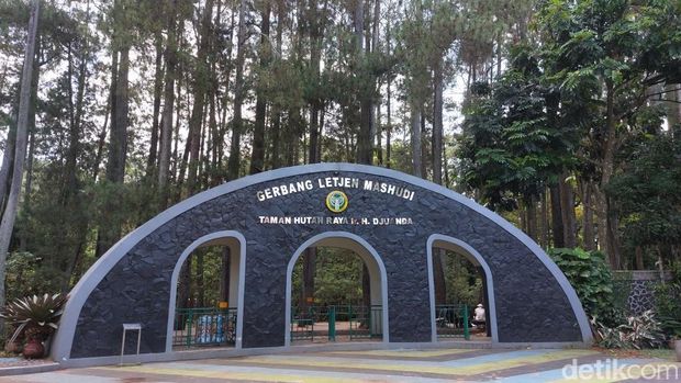 Gerbang Tahura Juanda Bandung.