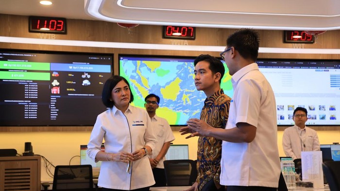 Wakil Presiden Gibran Rakabuming Raka melakukan kunjungan ke Kantor Pusat PT Pelayaran Nasional Indonesia atau PT PELNI (Persero). Gibran melihat langsung kecanggihan Operation Room PELNI dalam memonitor posisi seluruh kapal secara real time yang saat ini melayani angkutan Lebaran 2025.
