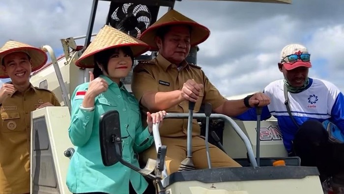Gubernur Sumsel Herman Deru saat panen raya serentak di OKI.