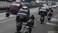 Hari ini merupakan hari terakhir cuti bersama Idul Fitri, meskipun sebagian warga sudah ada yang kembali bekerja.