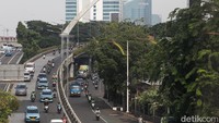Sebagian besar jalanan di Jakarta juga masih lancar berdasarkan pantauan Google Maps.