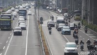 Aparatur sipil negara (ASN) maupun pekerja sektor swasta baru efektif masuk kerja pada hari Selasa (8/4).