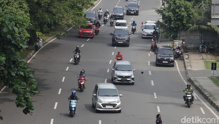 Arus lalu-lintas di Jalan Gatot Subroto dan TB Simatupang, Jakarta, terpantau lancar pada hari Senin (7/4/2025).
