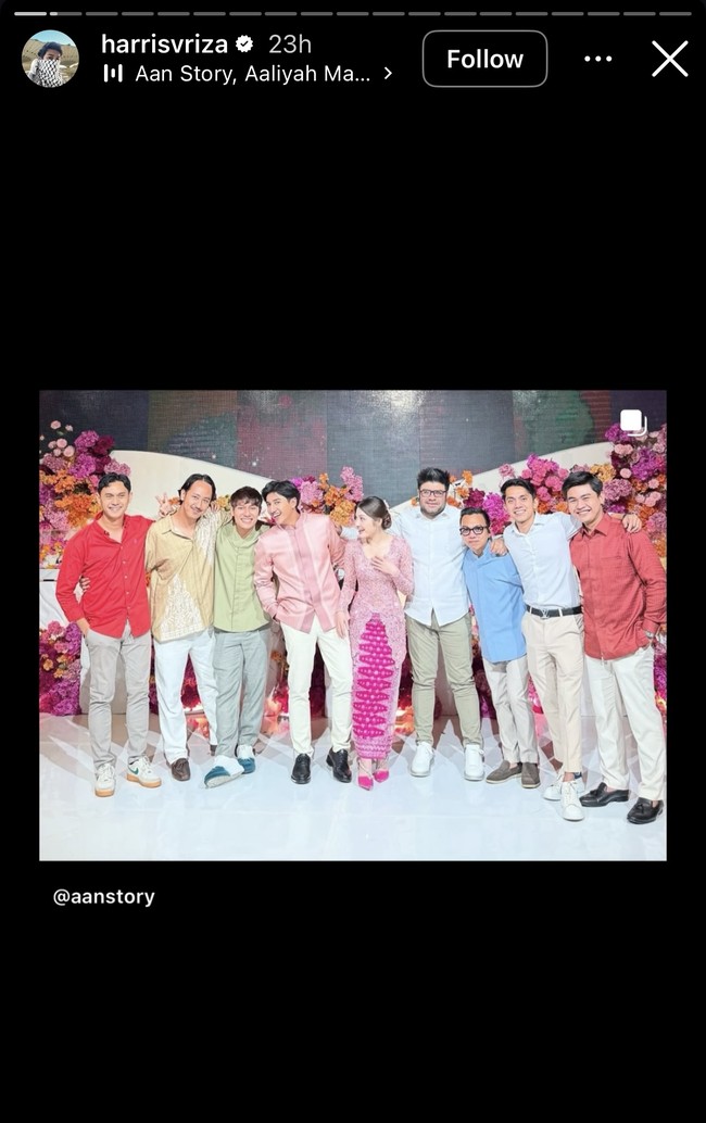 Pasangan pesinetron Harris Vriza dan Haviza Devi Anjani menggelar acara pertunangan pada Sabtu (5/4/25) di Medan. Acara pertunangan tersebut disiarkan langsung di salah satu stasiun televisi lokal. Tampak anggota keluarga dan para kerabat hadir memenuhi lokasi acara. Foto: Instagram/@harrisvriza