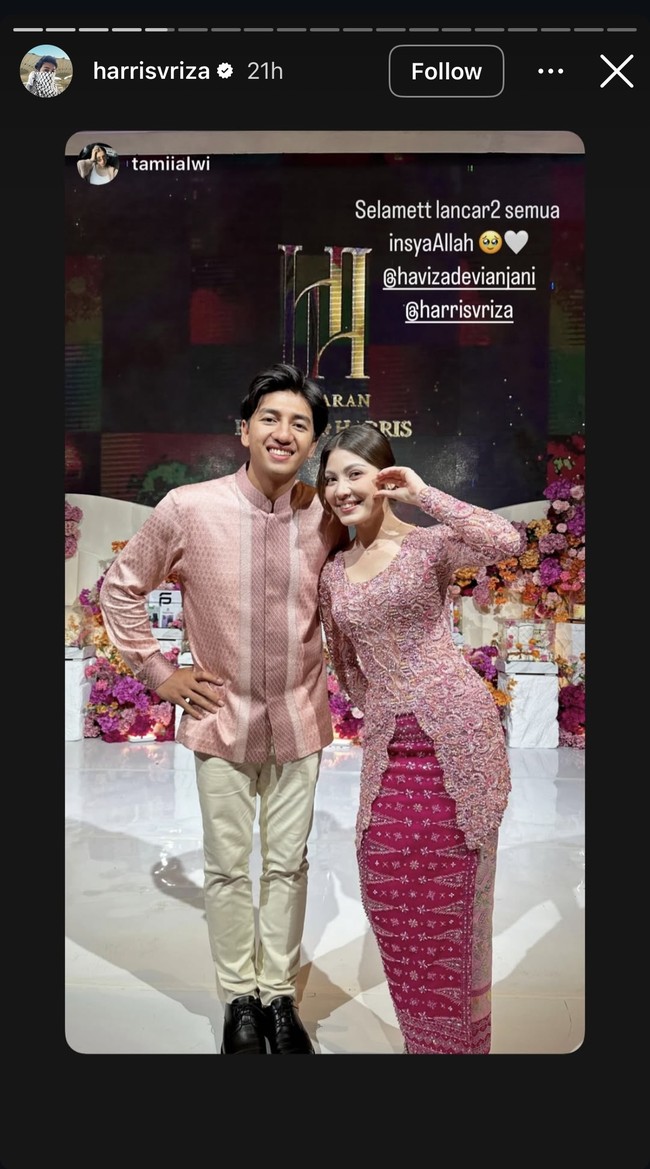 Harris dan Haviza tampil serasi dalam balutan busana berwarna pink. Diketahui kebaya yang dikenakan Haviza sendiri berasal dari Usoga Official. Kebaya brokat itu kemudian dipadukan dengan kain songket warna pink fuchsia. Foto: Instagram/@harrisvriza
