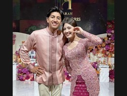 7 Foto Lamaran Haviza Devi & Harris Vriza, Serasi Dengan Busana Pink