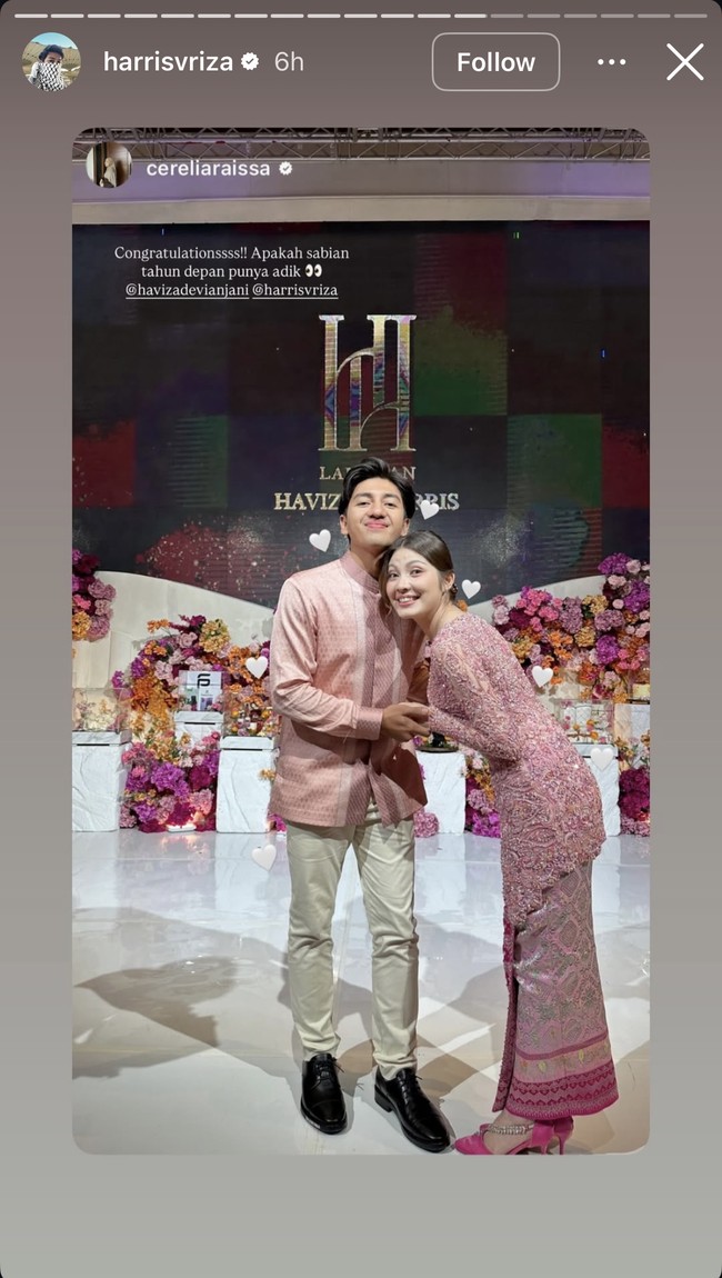 Serasi dengan Haviza, Harris memilih mengenakan kemeja lengan panjang kerah koko dipadukan dengan celana panjang warna coklat muda. Foto: Instagram/@harrisvriza