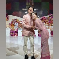 Serasi dengan Haviza, Harris memilih mengenakan kemeja lengan panjang kerah koko dipadukan dengan celana panjang warna coklat muda. Foto: Instagram/@harrisvriza