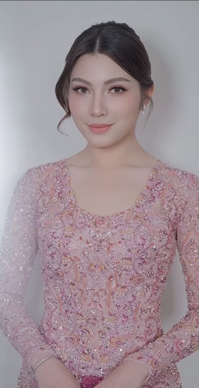 Penampilan Haviza kian menawan dengan pulasan makeup soft glam hasil tangan MUA Yulia Yang. Blush on pink dipadukan dengan eyeshadow bernuansa peach dan lipstik soft pink membuat penampilannya terlihat kalem dan semakin cantik. Foto: Instagram/@harrisvriza