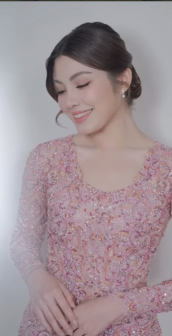 Tatanan rambutnya juga tampak simpel dengan low bun dibalut hair net berdetail manik-manik putih. Poni di salah satu sisi rambutnya tampak dibiarkan terurai dengan dikeriting gantung untuk mempermanis tampilan. Foto: Instagram/@harrisvriza