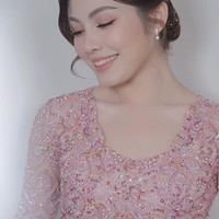 Tatanan rambutnya juga tampak simpel dengan low bun dibalut hair net berdetail manik-manik putih. Poni di salah satu sisi rambutnya tampak dibiarkan terurai dengan dikeriting gantung untuk mempermanis tampilan. Foto: Instagram/@harrisvriza