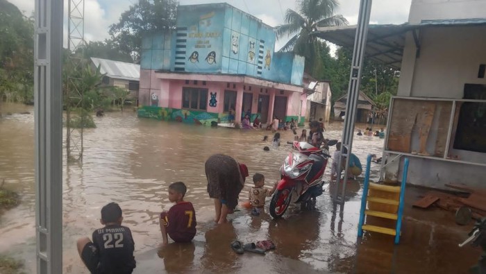Hujan deras terjadi di Muba mengakibatkan banjir dan meluapnya Sungai Lais.