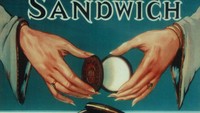 Iklan biskuit berlapis bernama Oreo selalu menarik perhatian berkat kreativitasnya. Sejak 1924 ternyata produk ini telah menggunakan poster yang menunjukkan cara menikmatinya dengan diputar terlebih dahulu. Foto: Delish