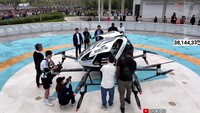 Selama berada di udara, iShowSpeed berulang kali teriak dan menjerit. Dia ketakutan. Sebab, ini kali pertama dia naik mobil terbang. Foto: Doc. YouTube iShowSpeed.