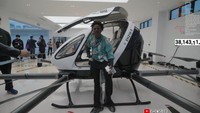 Setelah dirayu pendamping di China, iShowSpeed akhirnya memberanikan diri naik mobil terbang EHang EH-216S di Shenzhen, China. Dia terbang selama kurang lebih 2-3 menit. Foto: Doc. YouTube iShowSpeed.