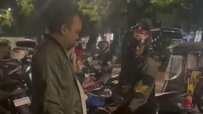 Seorang pengendara motor pria mengalami kecelakaan tunggal di Jalan Veteran Utara, Kota Makassar, Sulawesi Selatan (Sulsel) akibat jalan berlubang.