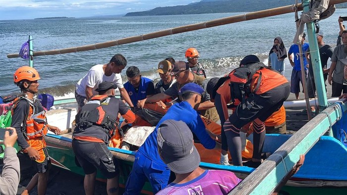 Jasad Abil saat dievakuasi tim gabungan di pantai Lampung.
